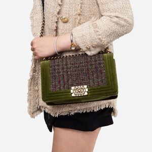 Pre-Owned Chanel Velvet Tweed Medium Boy Flap